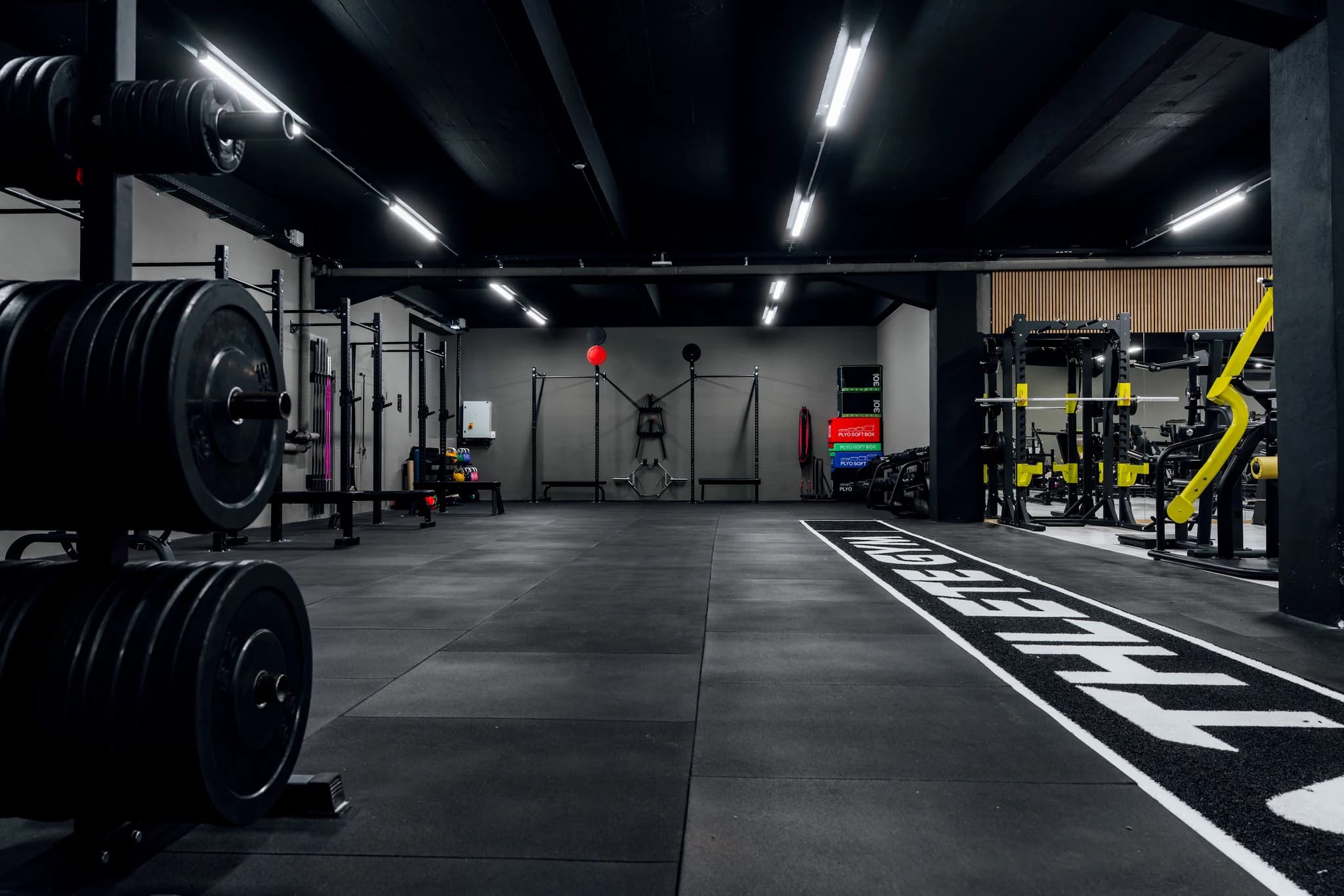 Prostor z utežmi in vadbeno stezo v Athlete Gym v Škofji Loki