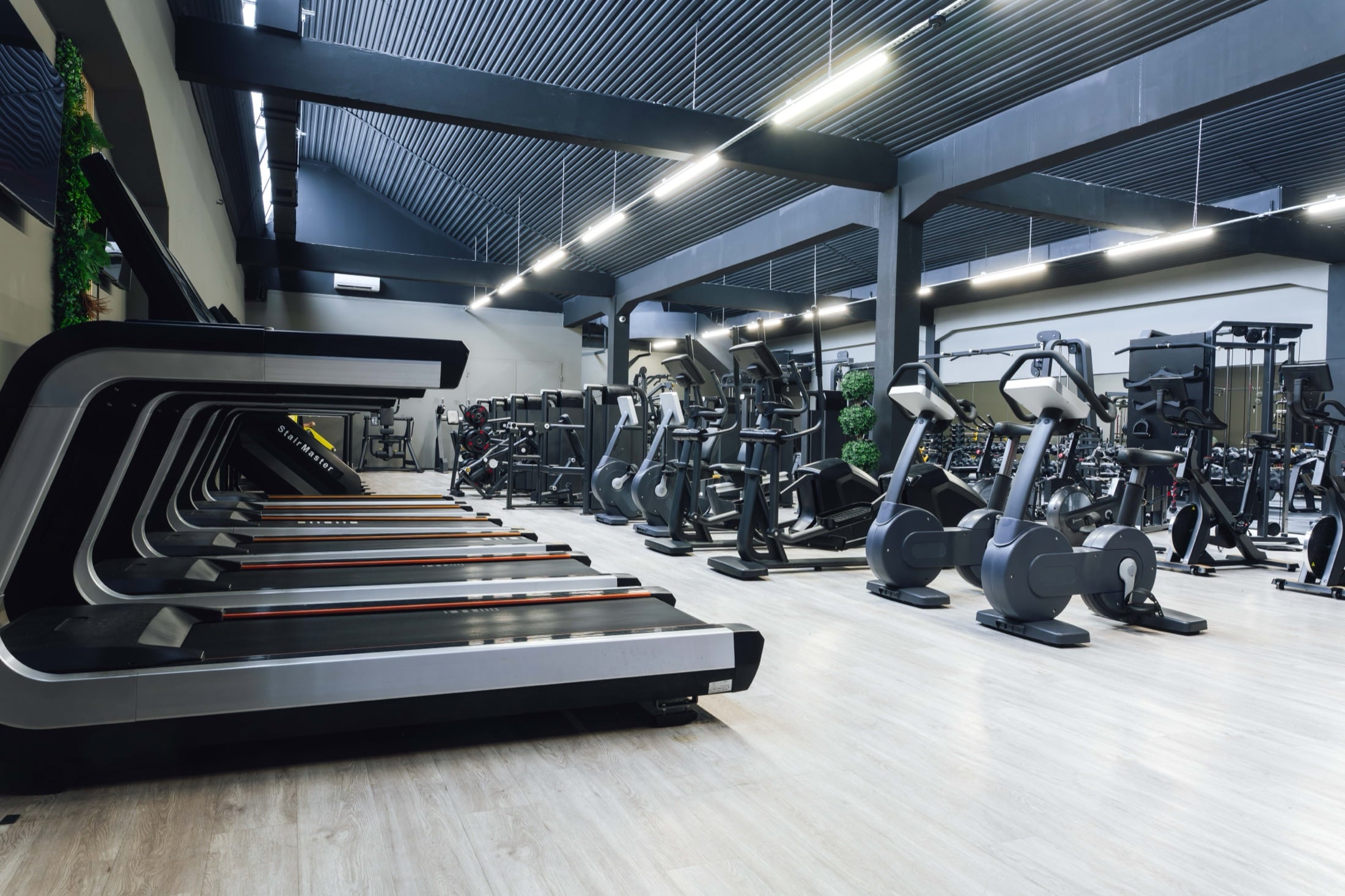 Kardio in vadbene naprave v Athlete Gymu