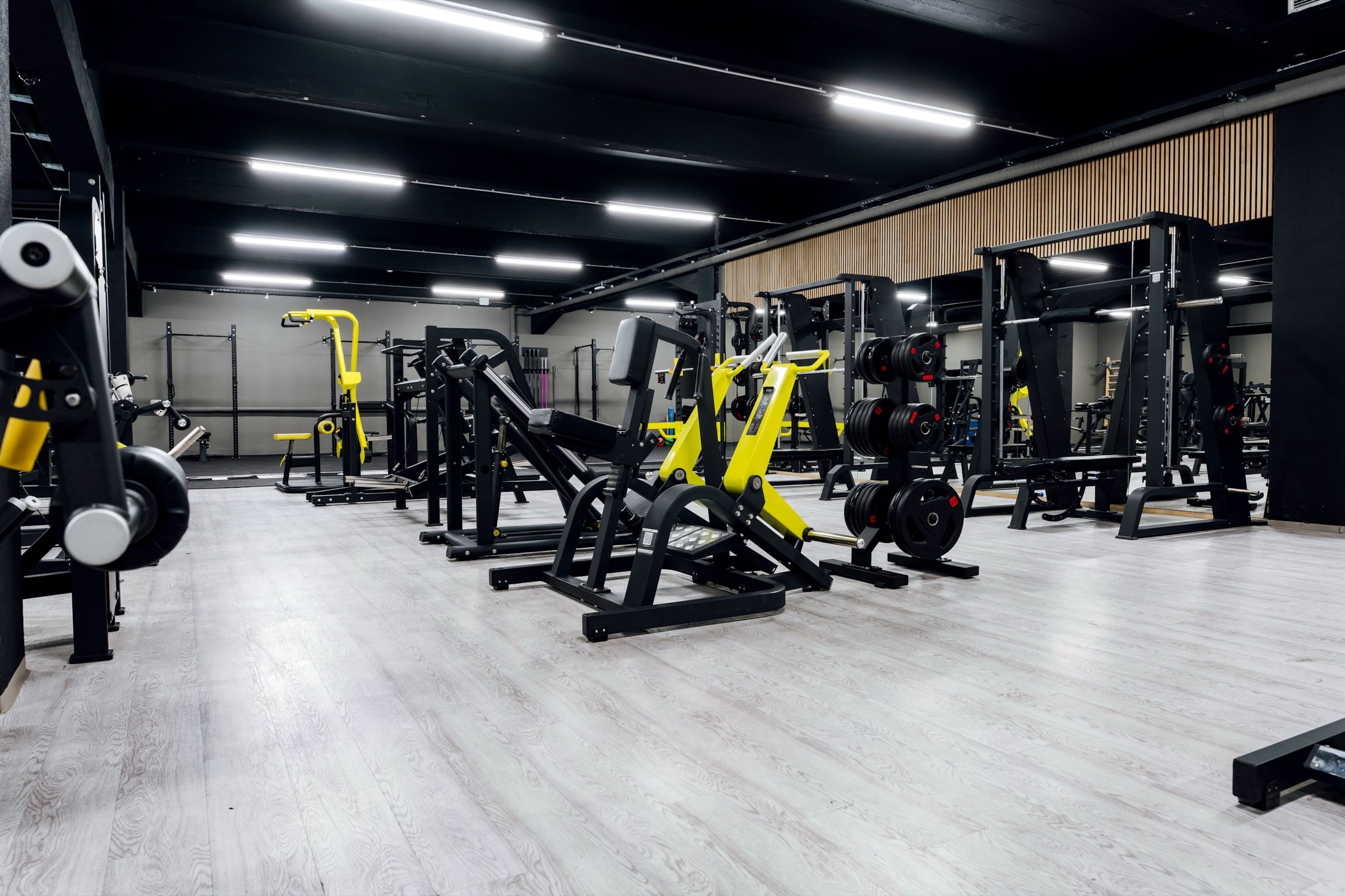 Prostoren del fitnesa Athlete Gym z napravami za moč