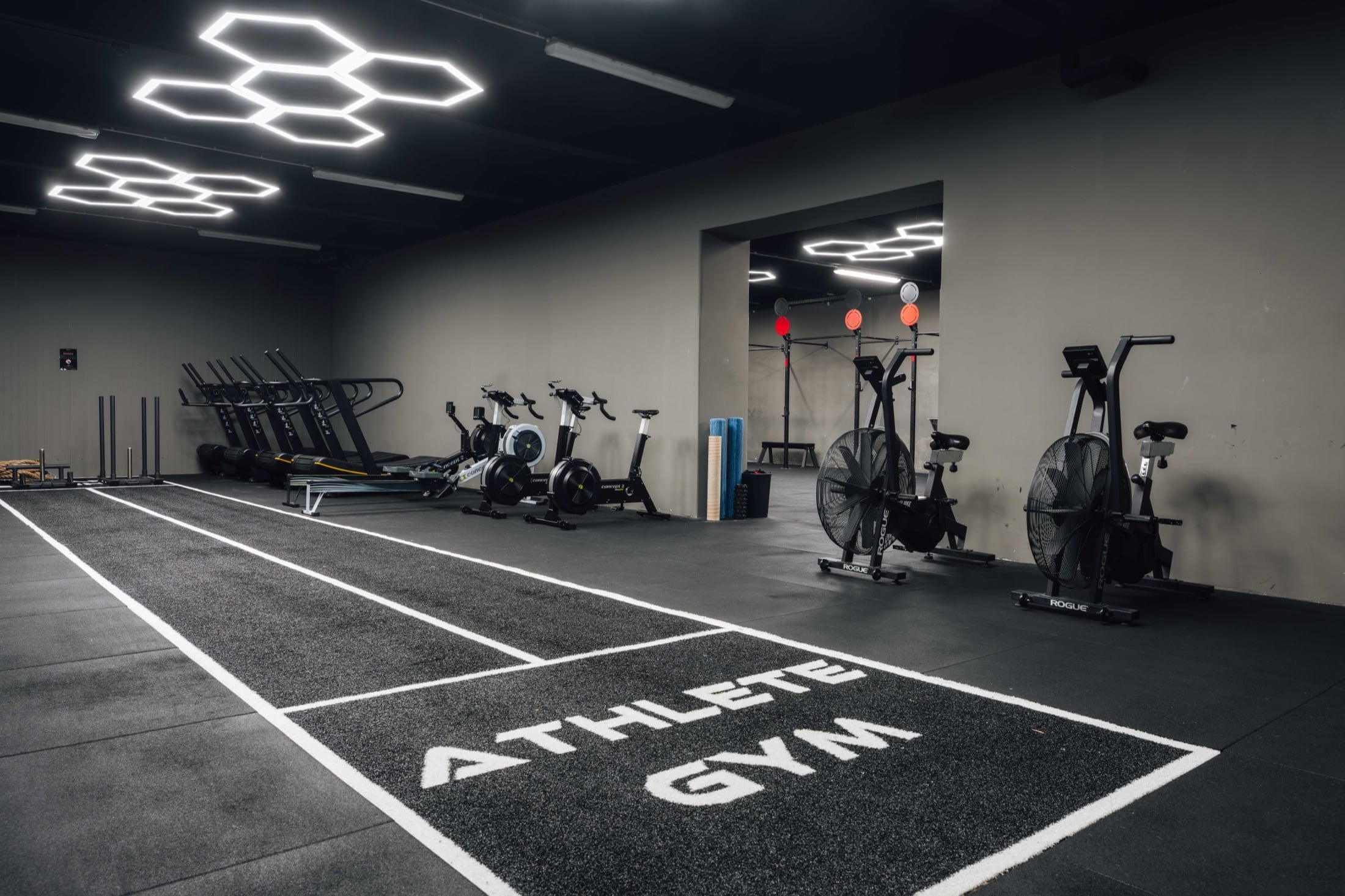 Funkcionalni prostor Athlete Gym s tekaško stezo in kardio opremo
